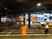神田駅東口を出たら横断歩道を渡り、宝くじ売り場とみずほ銀行の間の道を進む